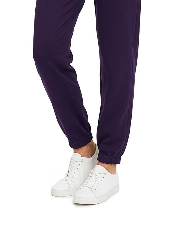 Švelnaus ir tampraus audinio medicininės kelnės su guma. Baklažano