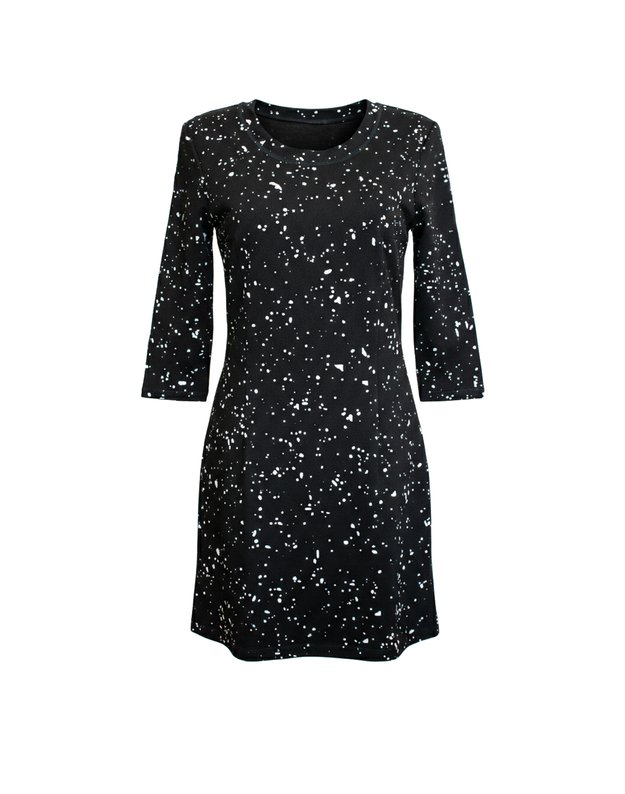 Taškuota juoda suknelė: moderni klasika
