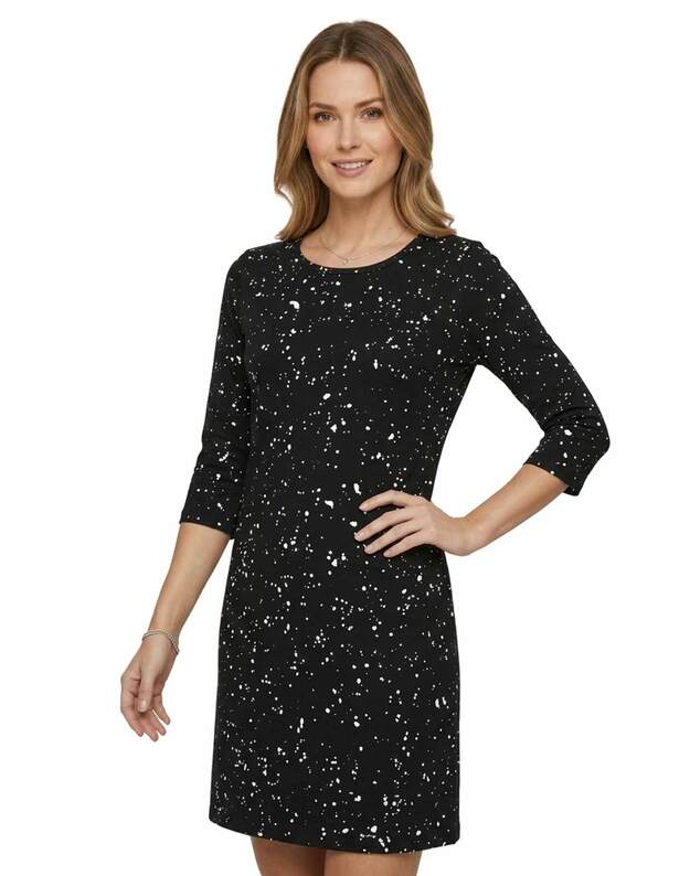 Taškuota juoda suknelė: moderni klasika