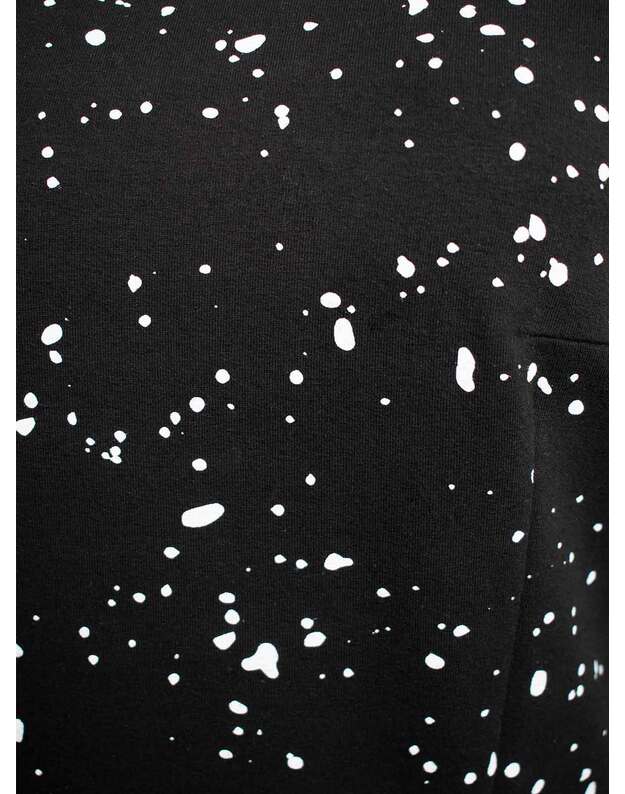 Taškuota juoda suknelė: moderni klasika