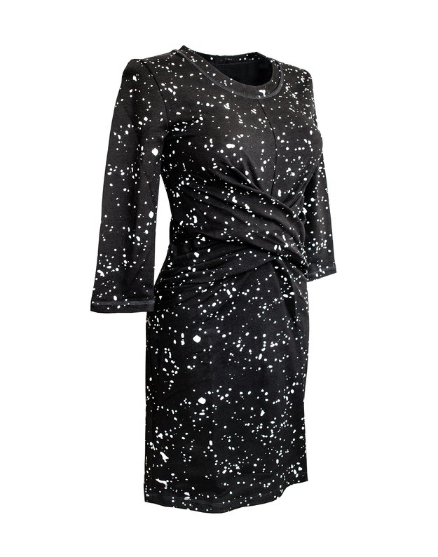 Taškuota juoda suknelė su drapiruote 