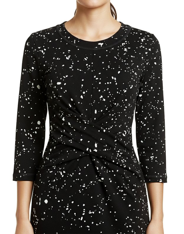 Taškuota juoda suknelė su drapiruote 