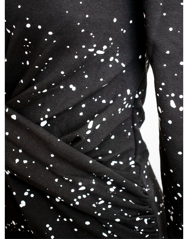 Taškuota juoda suknelė su drapiruote 